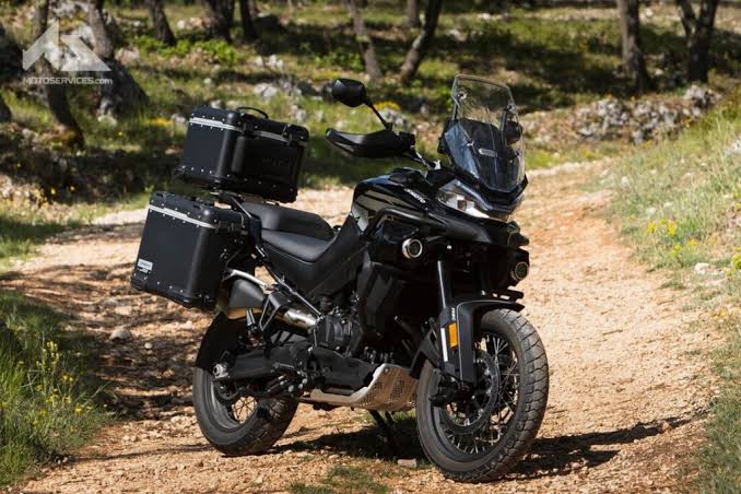 CF Moto MT 800 Explore 2026 adventure avec valises sur piste