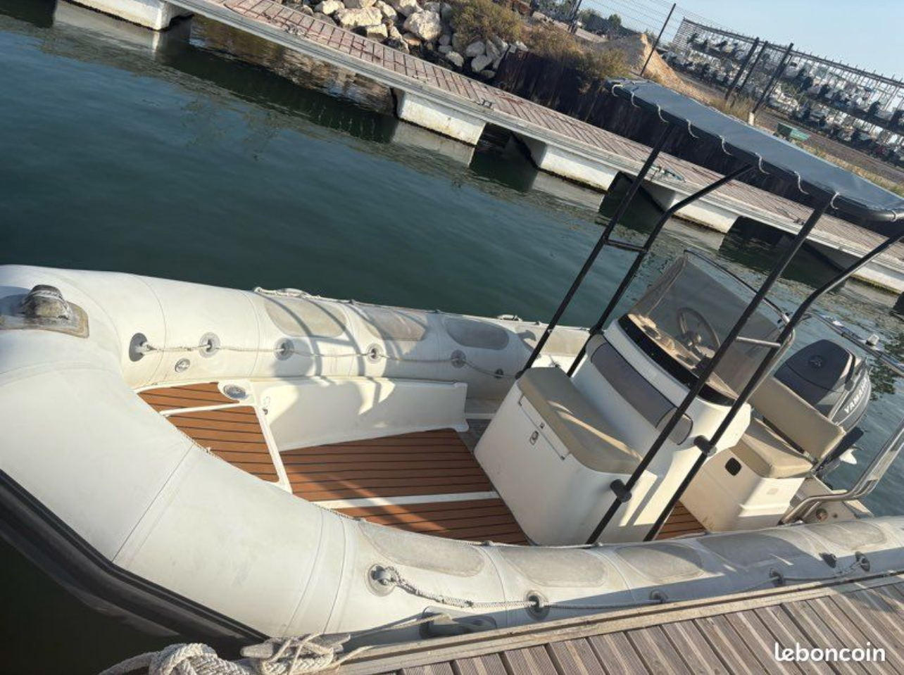 Bateau semi-rigide Valiant 5m70 avec moteur 100cv au ponton